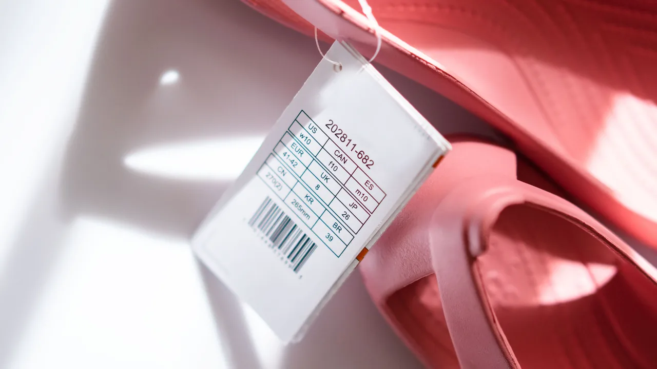 Etiqueta de código de barras de un producto sobre tela roja