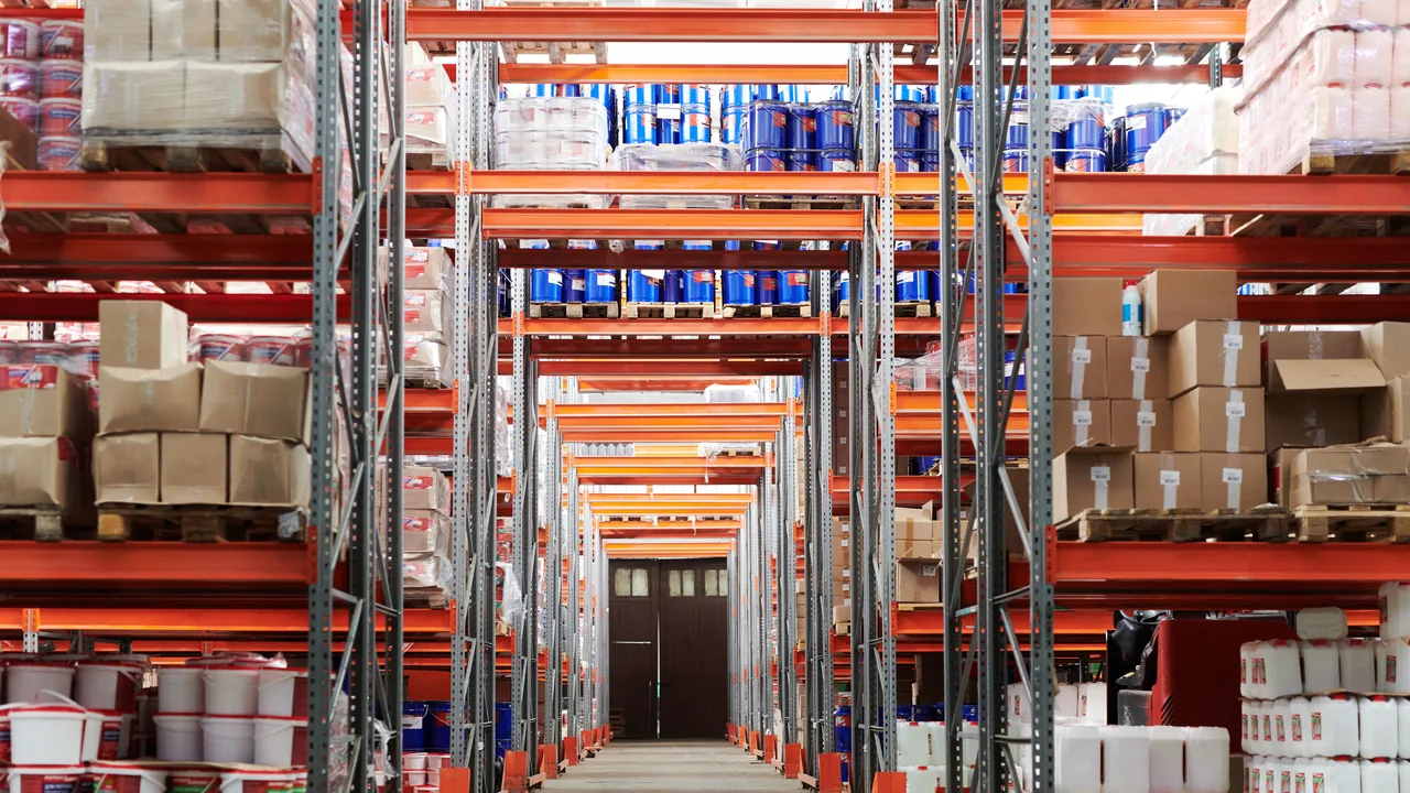 Pasillo de estanterías de un centro logístico lleno de cajas