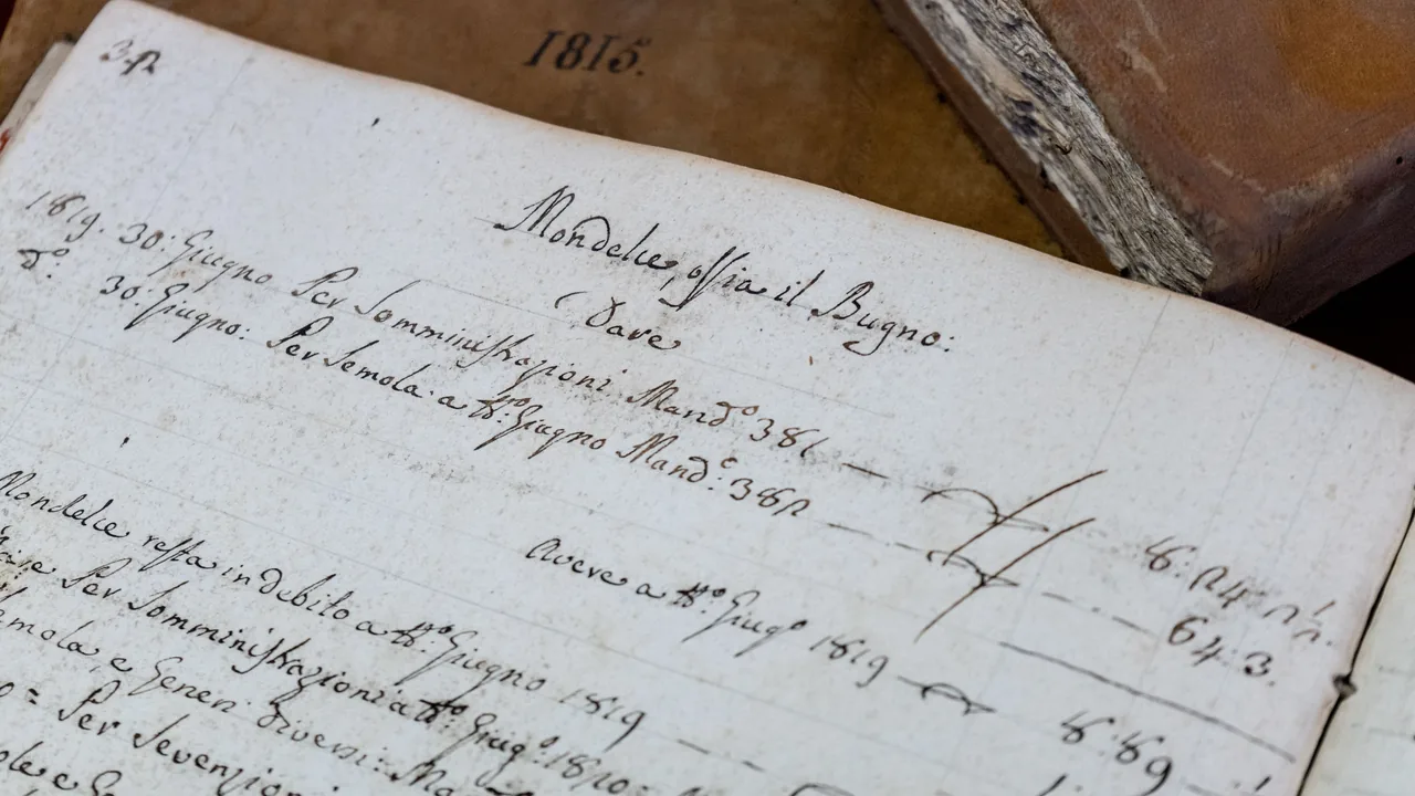 Libro de contabilidad manuscrito abierto, con asientos y cifras a mano