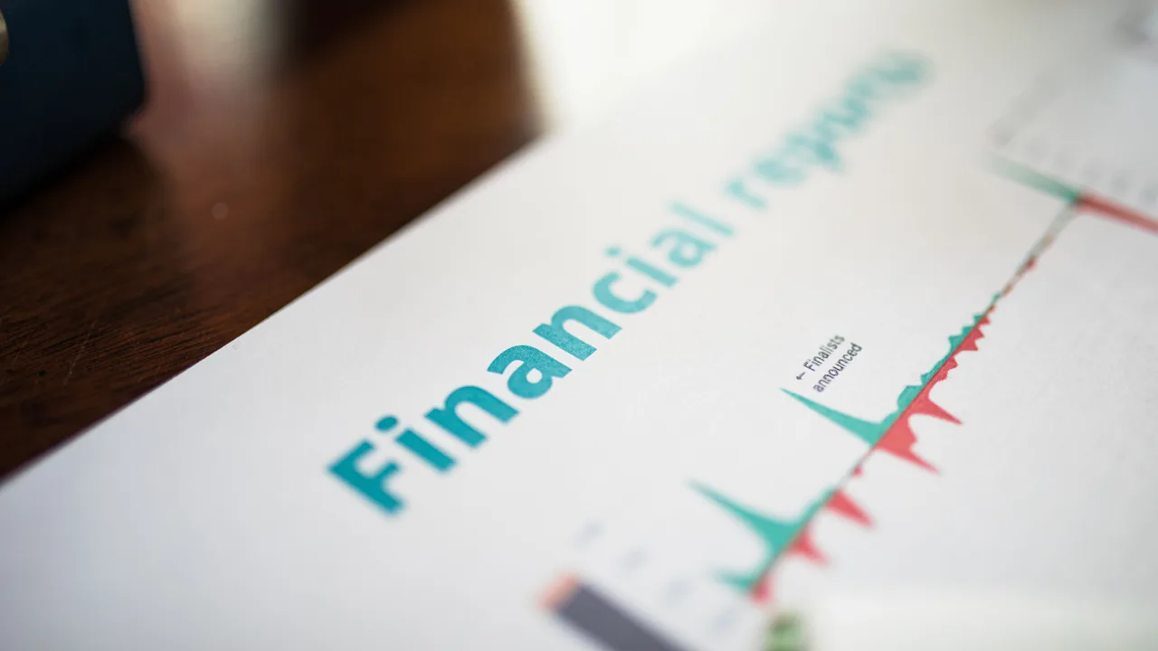 Portada de un informe financiero impreso con un gráfico