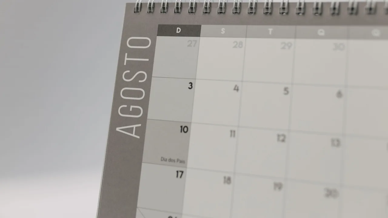 Calendario de mesa abierto en el mes de agosto