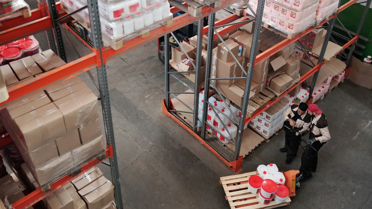 Palés con mercancía en las estanterías de un almacén mayorista