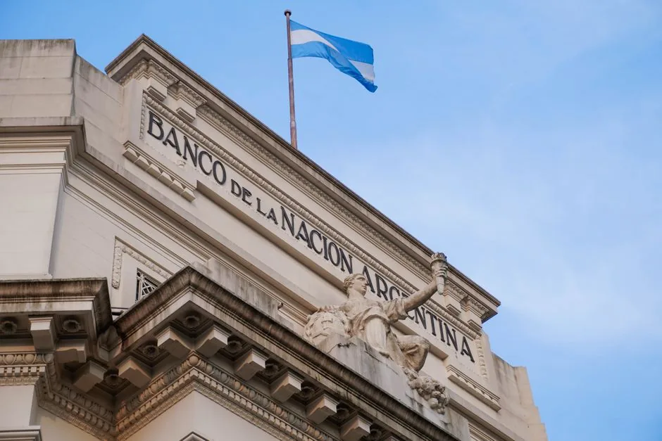 Director financiero analizando datos de riesgo bancario en una pantalla para asegurar la financiación de su empresa