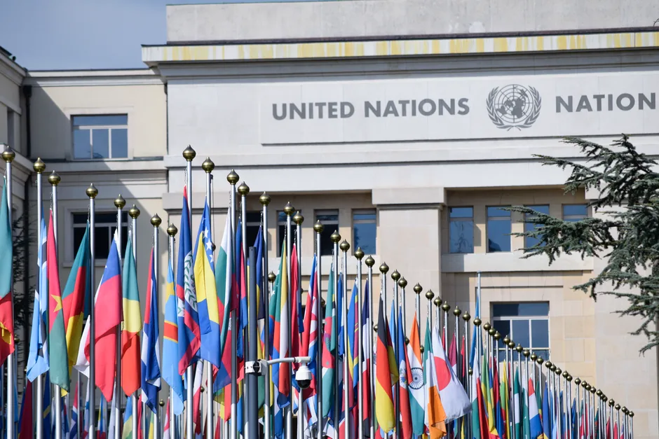 Ejecutivo revisando el impacto del nuevo impuesto a las Big Tech de Bruselas sobre los proveedores tecnológicos de su pyme