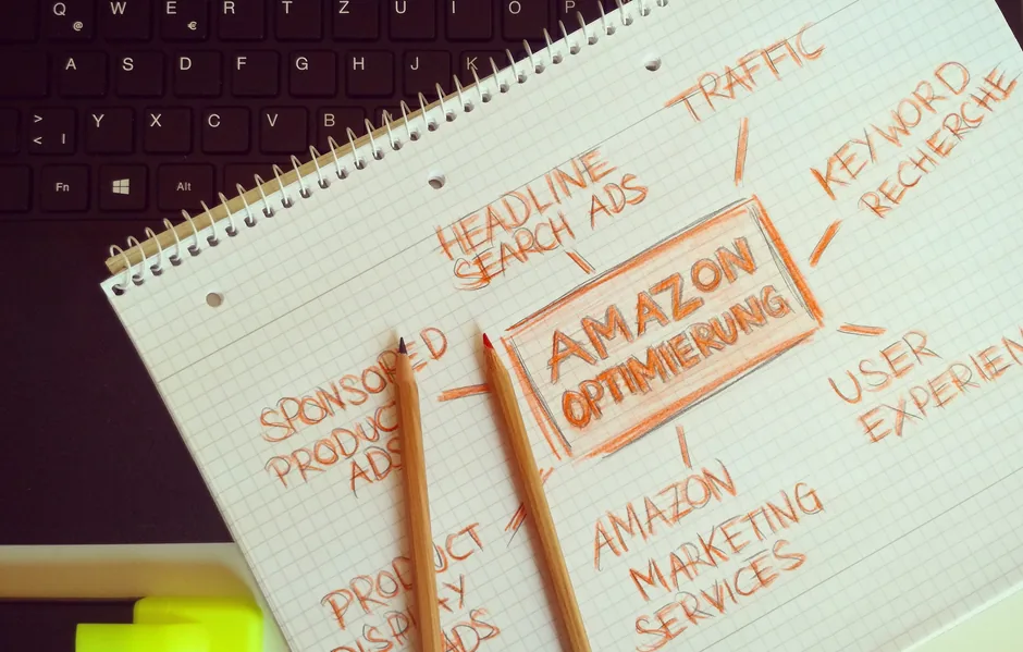 Director financiero analizando un gráfico de rentabilidad de Amazon Ads para optimizar el presupuesto de su empresa.