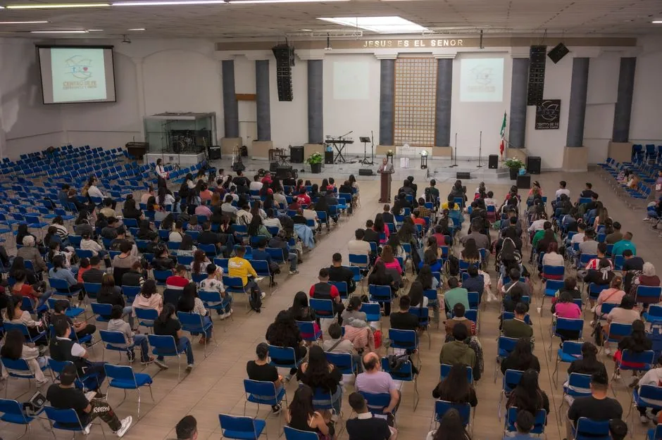Profesional revisando la presentación del modelo 347 en pantalla, resaltando la conciliación de datos para evitar sanciones fiscales