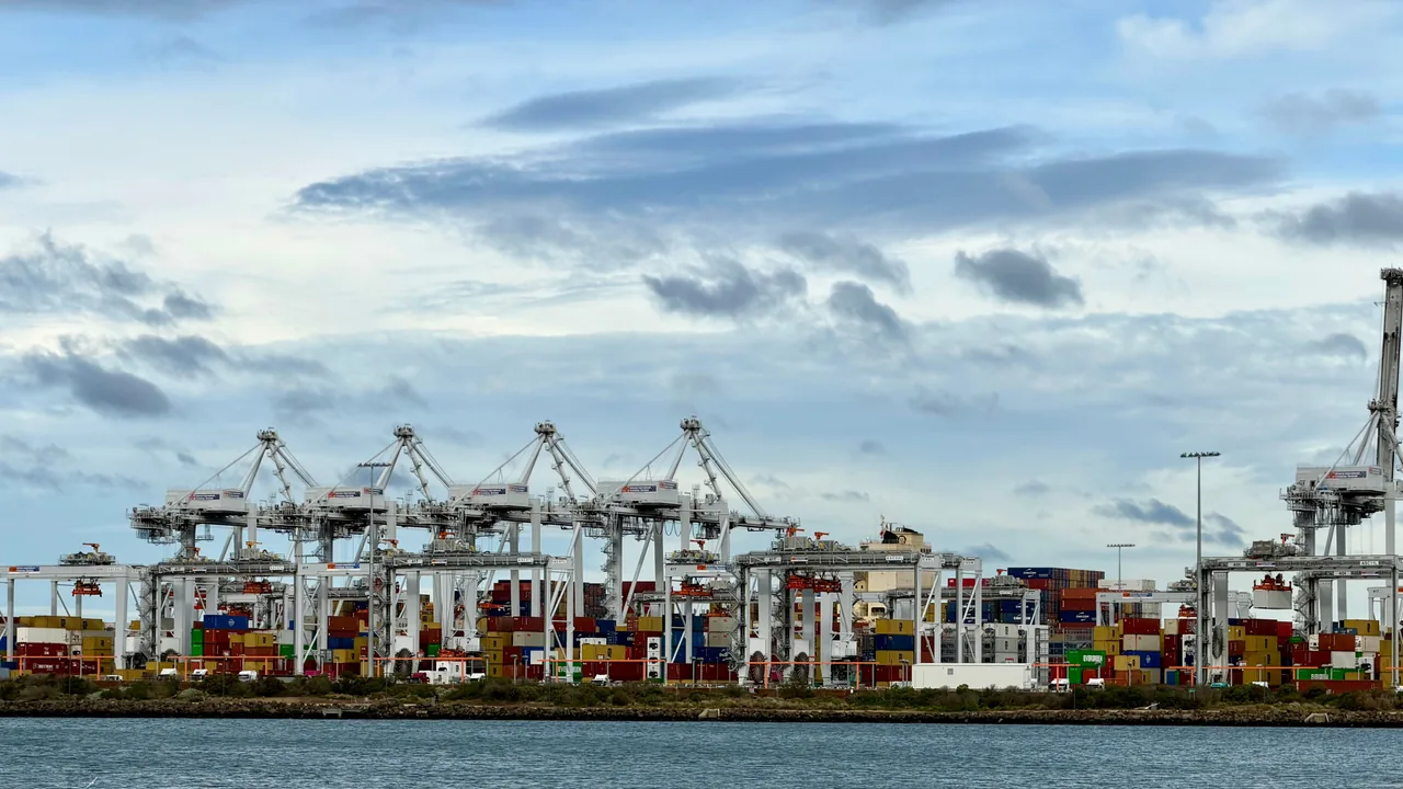 Grúas pórtico y contenedores en una terminal portuaria
