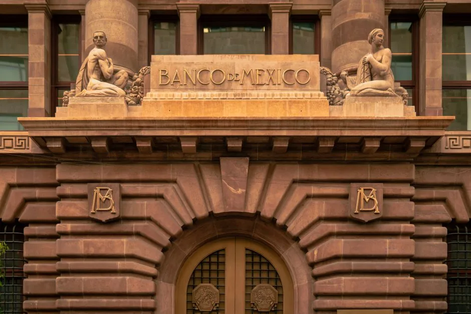 Un equipo financiero analiza la conciliación bancaria automática mediante un software inteligente para optimizar la contabilidad de su empresa.