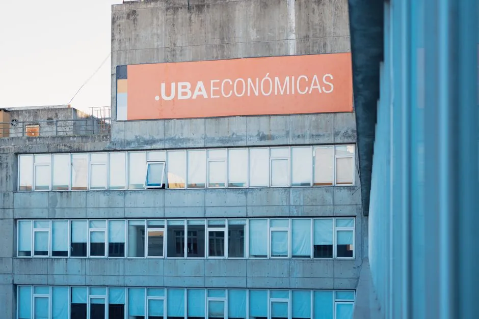Imagen que muestra a un director financiero analizando un balance mensual, detectando señales de insolvencia antes de iniciar un concurso de personas jurídicas, dirigida a profesionales de finanzas y contabilidad.