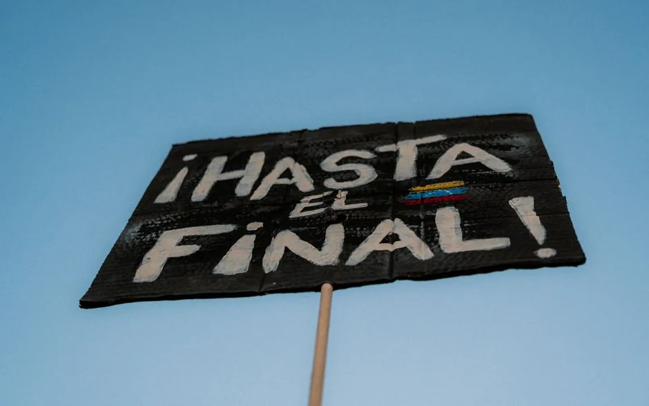 Director financiero analizando la rentabilidad de depósitos a largo plazo para optimizar la tesorería de su empresa.