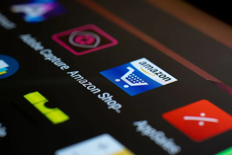 Director financiero analiza la integración de EDI en Amazon Vendor Central para evitar penalizaciones logísticas en su empresa.