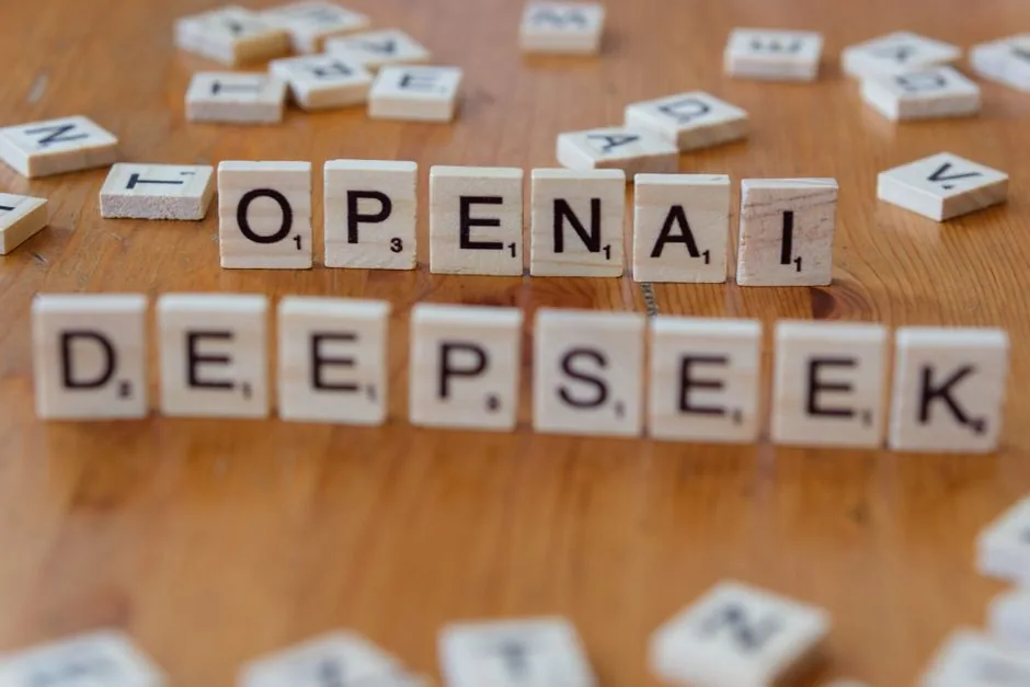 Ingeniero de despliegue IA revisando código y arquitectura durante una entrevista intensiva en OpenAI, mostrando diseño, pruebas y uso de herramientas de IA