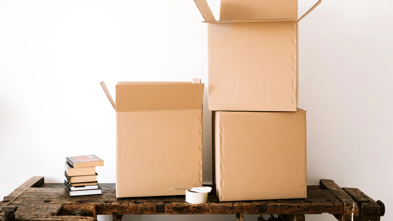 Cajas de cartón abiertas y apiladas listas para enviar