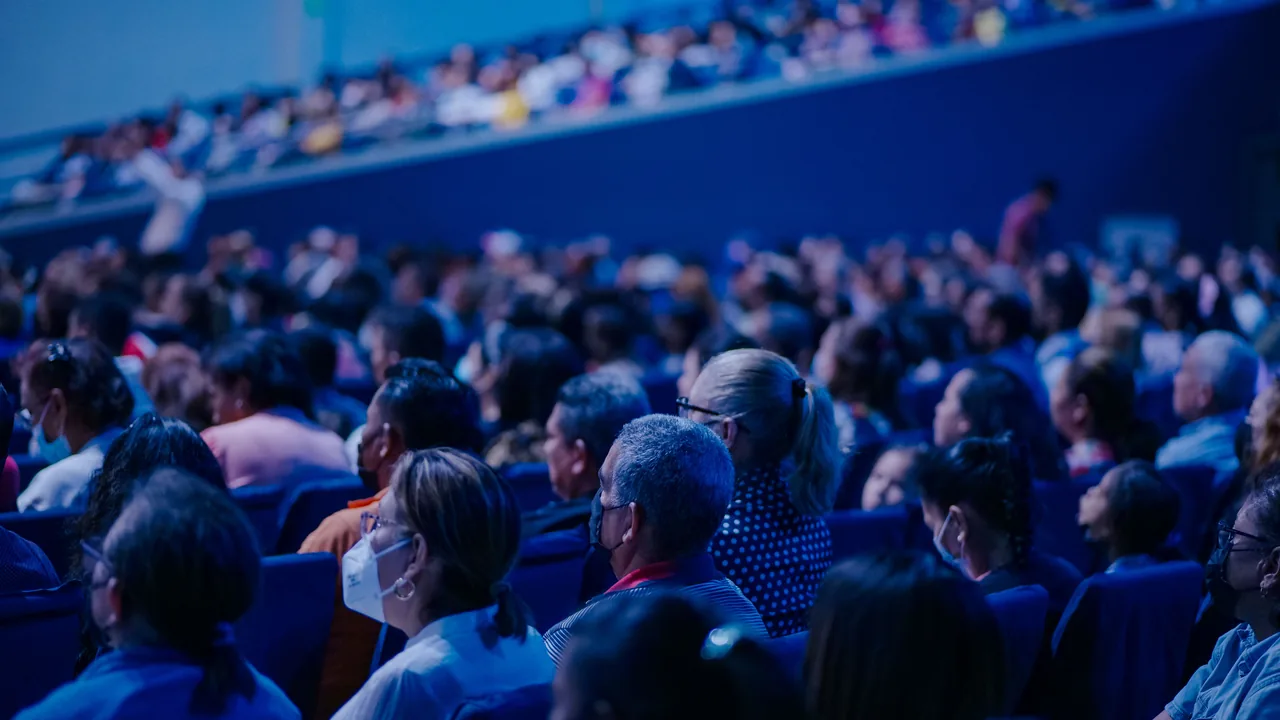 Público sentado en el auditorio de un congreso profesional