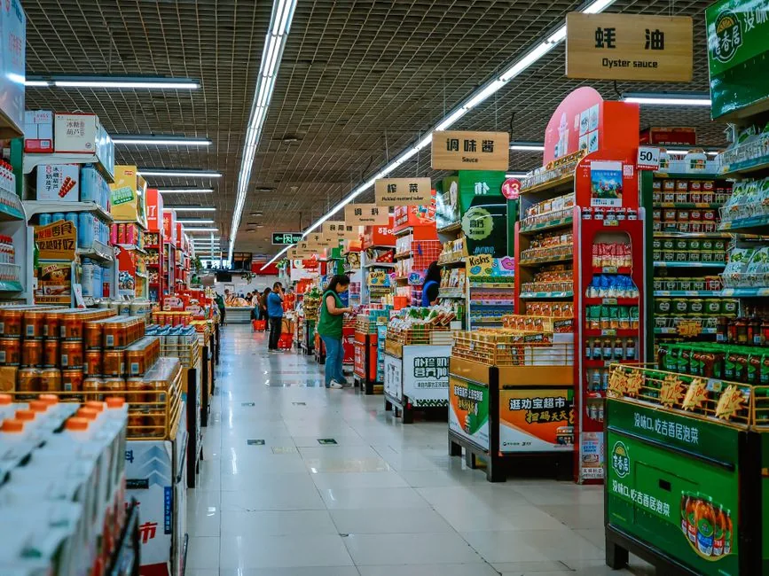 Ejecutivo financiero revisa datos automatizados de ventas y gastos de una Amazon Brand Store en tiempo real, mejorando precisión y velocidad de cierre contable