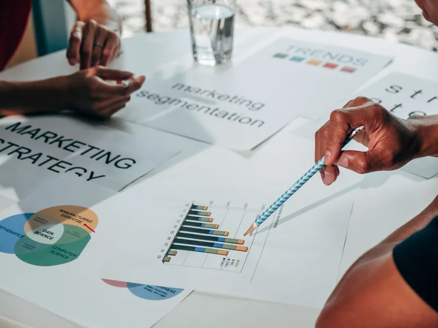 Profesional revisando datos de ventas y contabilidad de una marca B2B en Amazon para optimizar márgenes y flujo de caja