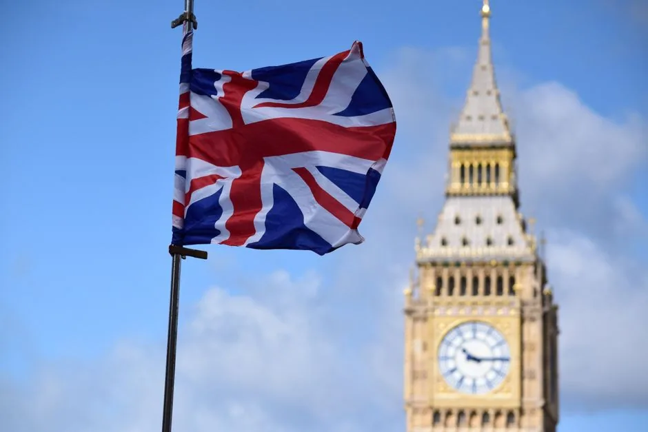 Ejecutivo británico anunciando el control del gasto público para reducir la carga de intereses de la deuda y proteger la liquidez empresarial