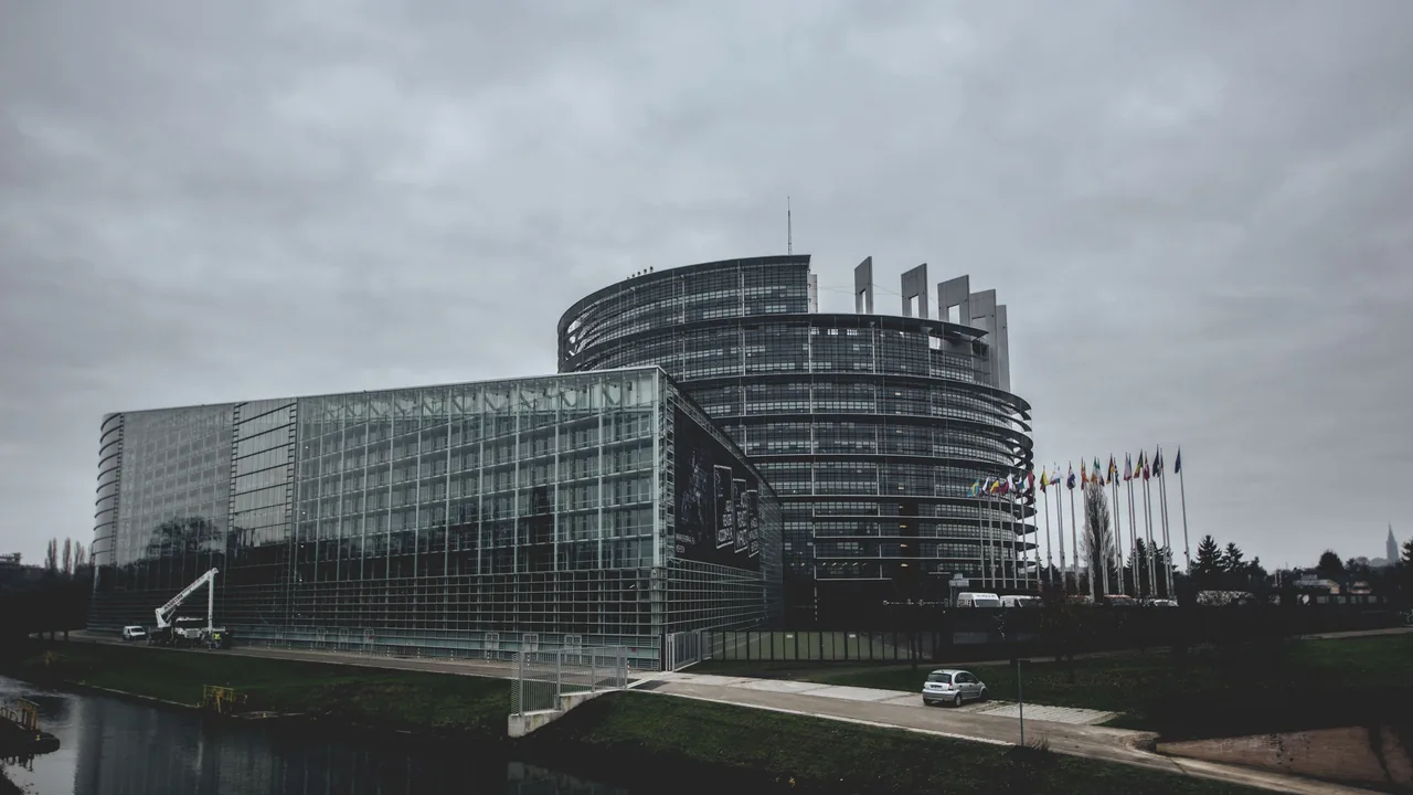 Fachada de una institución europea vista desde la calle
