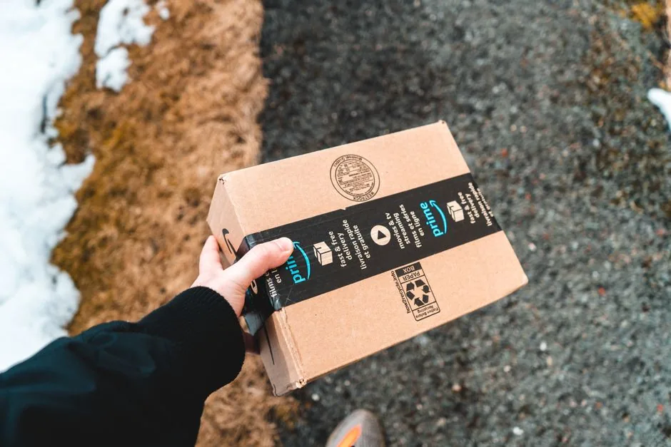 Ejecutivo de marketing revisa el flywheel de Amazon Advertising mientras el equipo financiero automatiza la conciliación de datos para mejorar el margen de beneficio