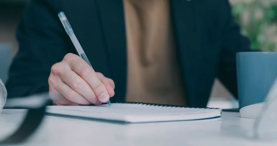 Director financiero analizando balances del Plan General Contable Pyme en una pantalla para optimizar la contabilidad de su empresa