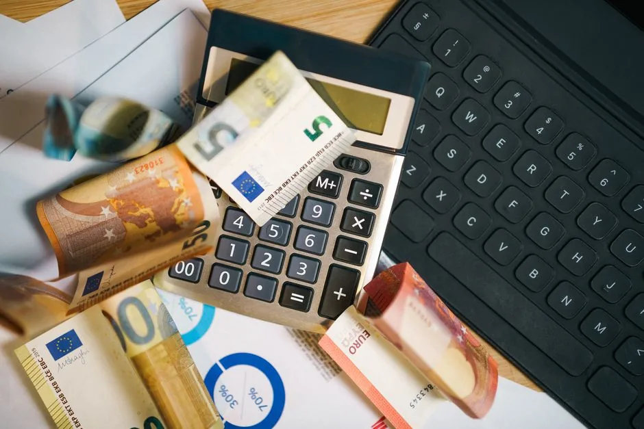 Imagen que muestra a un equipo financiero revisando la prorrata del IVA en una hoja de cálculo, resaltando la regla del 20% y la regularización de bienes de inversión para contadores y gestores.
