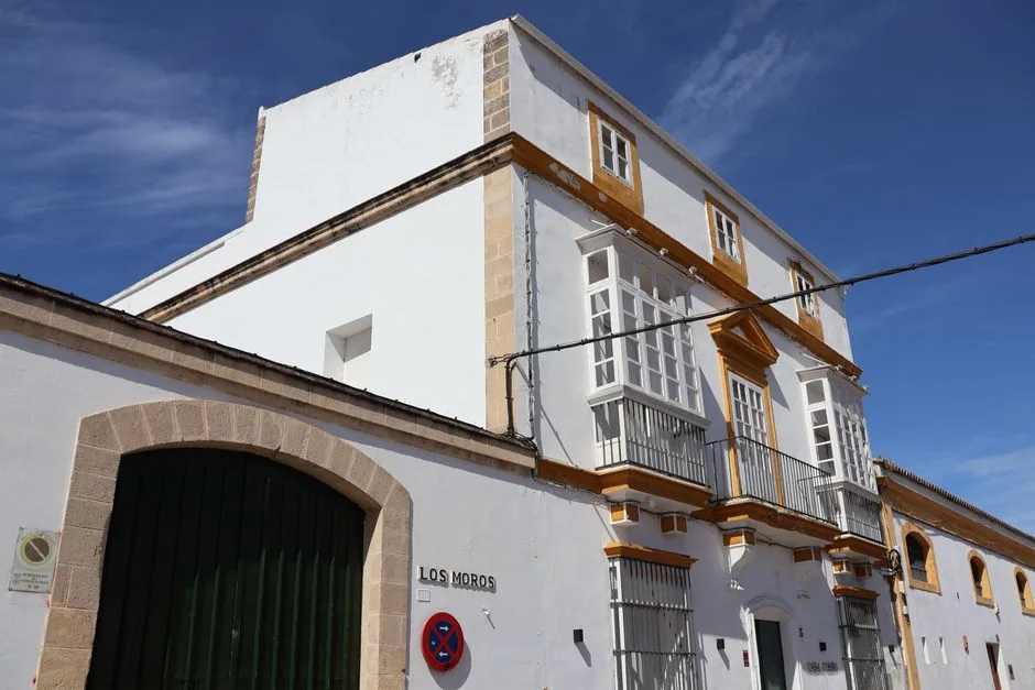 Inspectores de Hacienda revisando archivos digitales en una oficina para buscar pruebas fiscales de empresas