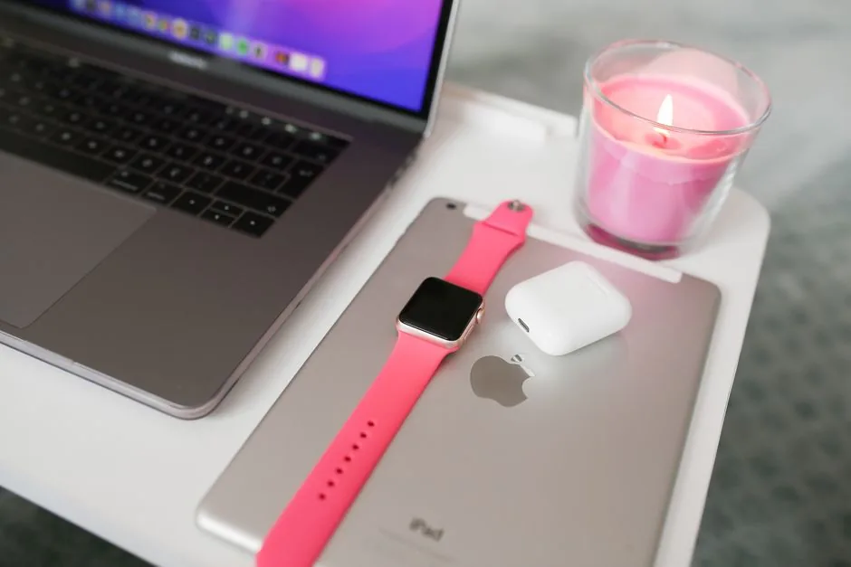 Empresario revisa la trazabilidad de costos y la documentación de auriculares tipo AirPods para cumplir con la normativa fiscal y de marca en su tienda online
